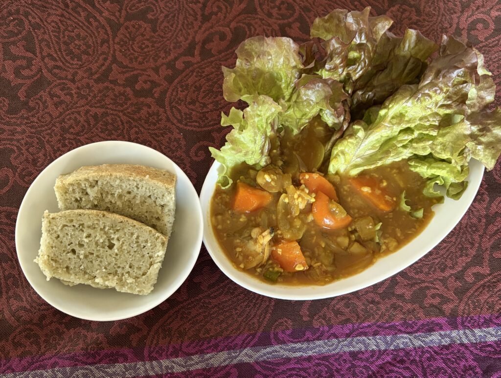 カレーと米粉よもぎパン