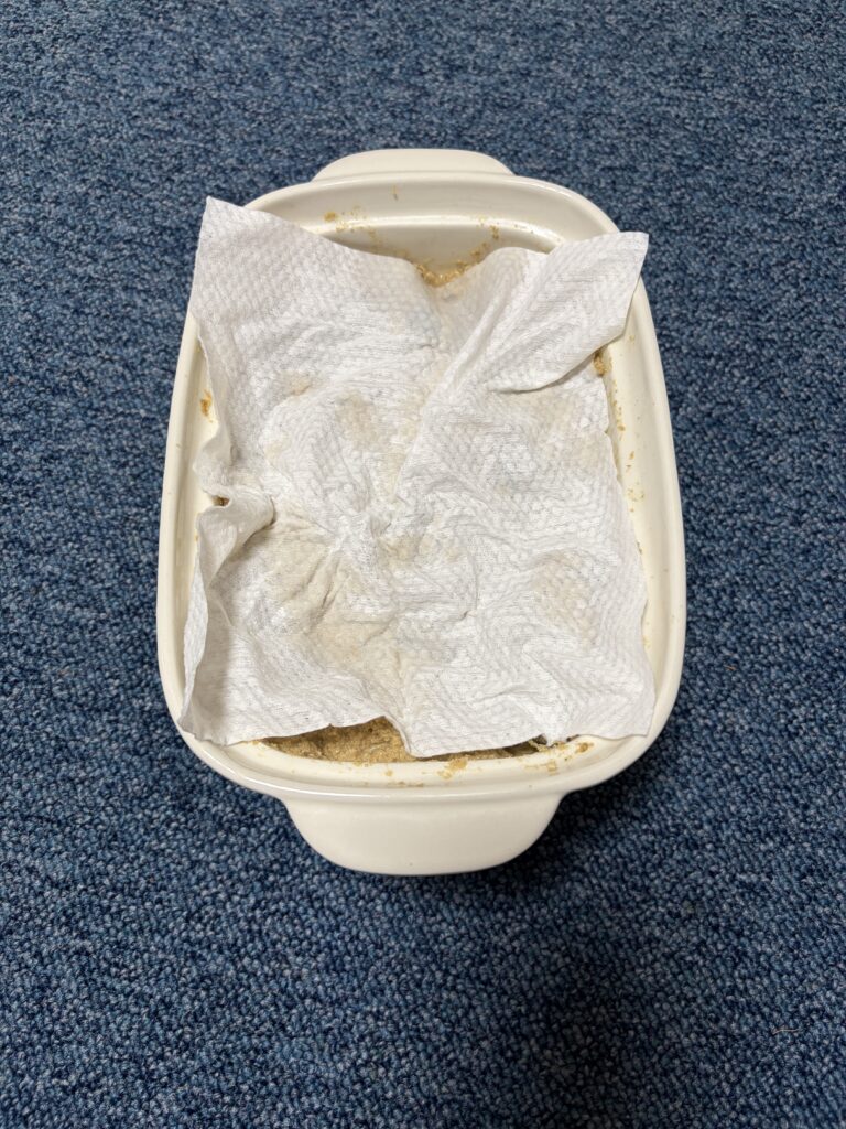 ぬか床の表面に紙をかぶせて水を吸わせているところ