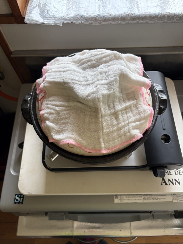 濡れ布巾で蒸気を押さえながら弱火で約20分