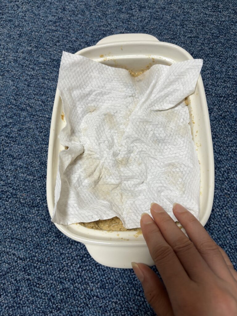 紙の上から手で軽く押さえているところ