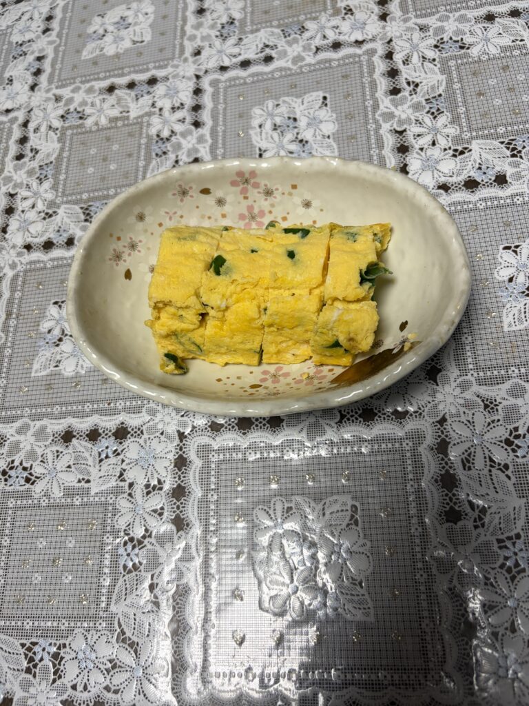 形成して、粗熱を取って、包丁をいれたら完成。(ネギ入り出汁巻きたまご)